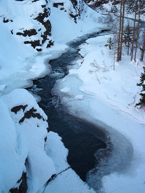 The almost frozen river Glerá