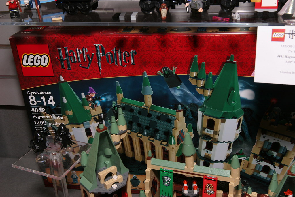 LEGO Toy Fair 2010 - Harry Potter - 4842 Hogwarts Castle - 01