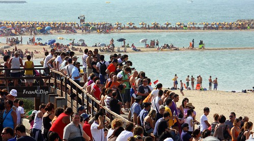 beach italia mare gente turismo ombrelloni salento puglia spiaggia vacanza vacanze turisti spettacolo sabbia brindisi turista spiagge pubblico folla spettacolare campodimare sanpietrovernotico frankdip
