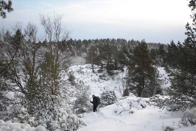 Trecking down snowy Sandsjöbacka mountains