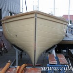 The S-shaped hull needs no separate keel. The Zijlsloep can be transported on a low trailer. The hull shape also protects the engine from hitting the bottom at low tide.