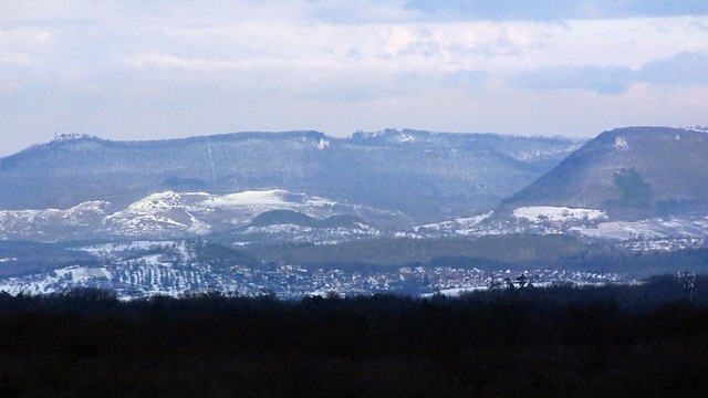 Tübinger Fernsicht auf die Burg Teck,  Ostalb, Gebirgszug Panorama. Castle Teck near  Stuttgart. 35 km beeline .