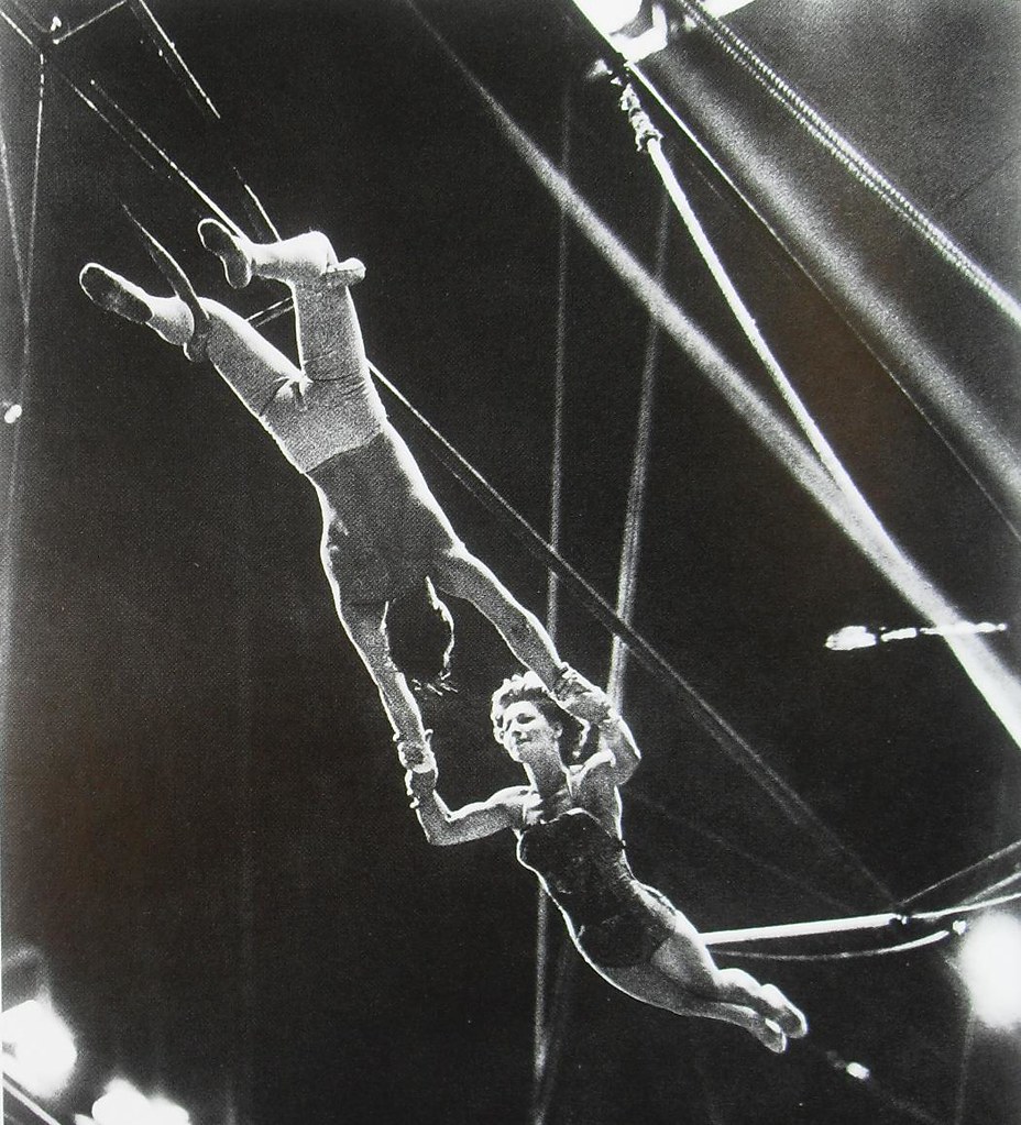 Trapeze перевод. Цирковое искусство. Акробаты в цирке. Цирк 1930.