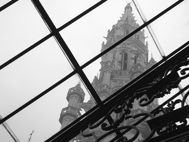Derrière la tonnelle, la Grand Place de Bruxelles