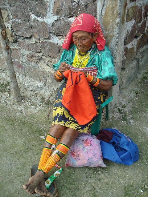 Kuna woman fashioning a mola in Kuna Yala (Ukupseni), Panamá (Las Islas del Archipiélago de San Blas)