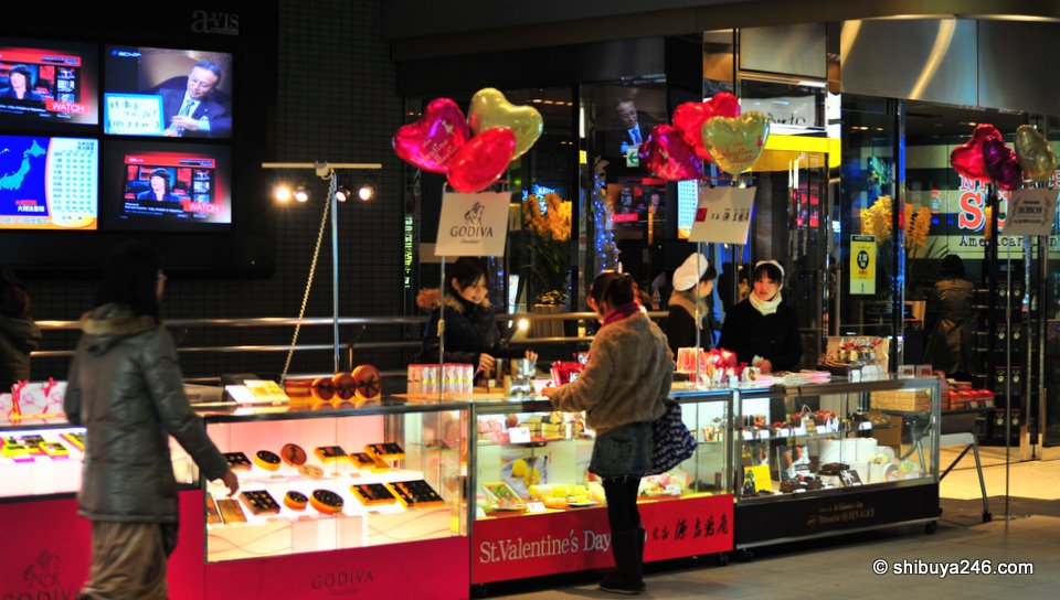 Back in Shinagawa there were not some many crowds buying chocolates, but the brand names were still on display.