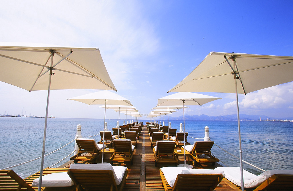 Paradise at Z Plage beach restaurant, more than 400 sun lounges at the Hotel Martinez Cannes