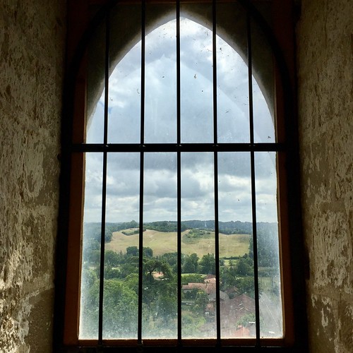 gers castle chateau donjon window fenêtre vue view monument bassoues occitanie france sudouest
