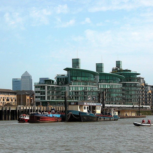 01 Londres. Tamesis. Docks. St. Katharine´s. Wapping. Canary Wharf Tower. 00101