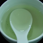 DSC03134碧螺春茶湯呈綠。