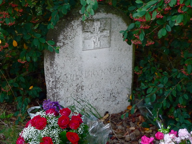 Abbaye Royale de Bois Aubry , tombe de Yul Brynner , acteur hollywoodien mort en octobre1985 , Indre et Loire