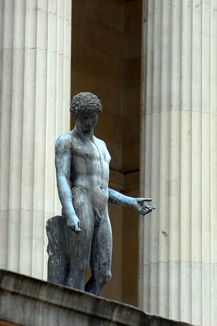 2009-10-20af Statue of Antinous outside UCL (HDR)