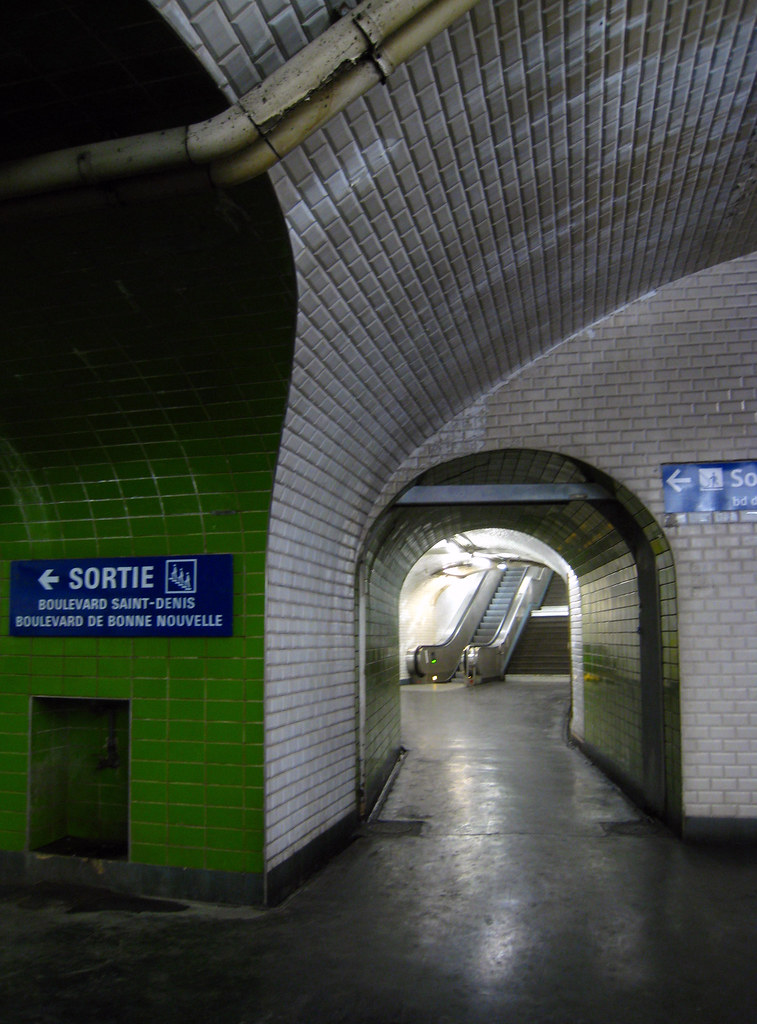 Passages | Différents moyens de sortir du métro. | Groume | Flickr