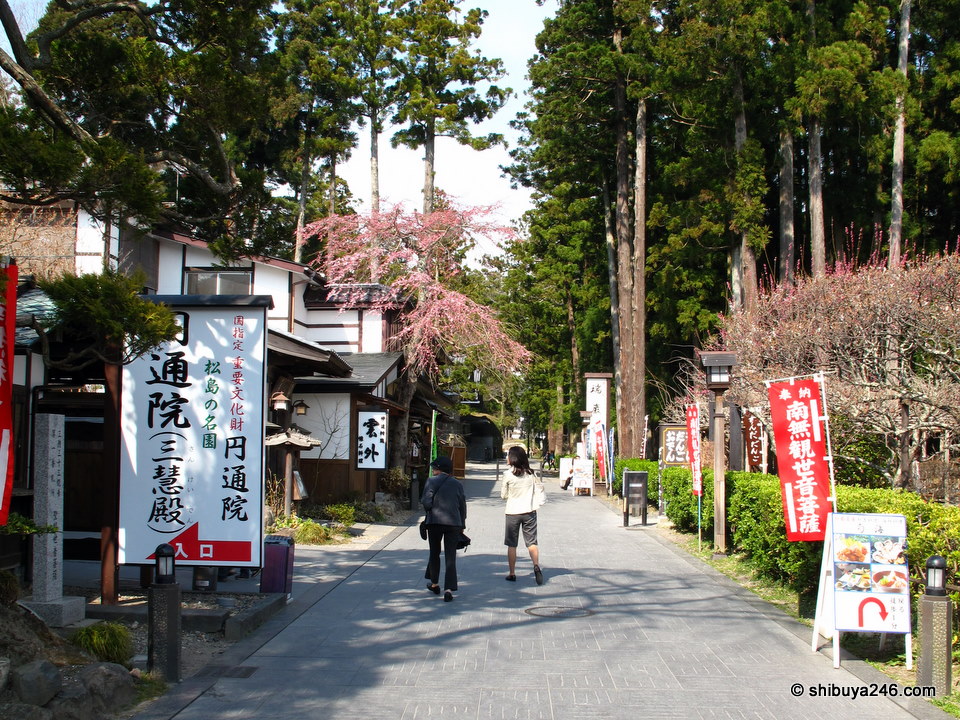 Walking between temples