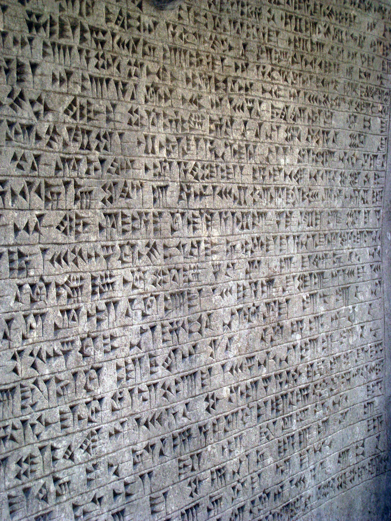 Assyrien | Inscription en assyrien sous l'un des taureaux ai… | Flickr