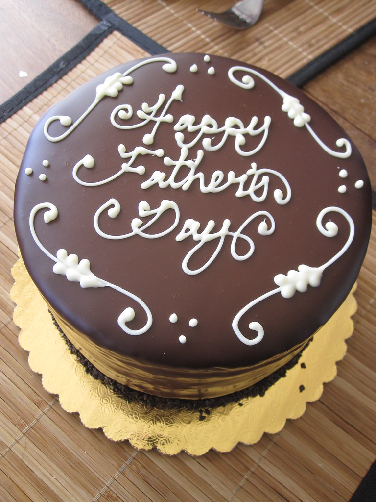 День отца торты. Торт папе на день рождения. Украшение торта с надписью. Оригинальные надписи на тортах. Шоколадный торт на день рождения.