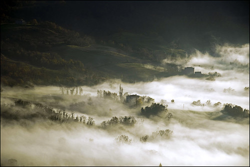 Valle affogata nella Nebbia by Lorenzo Canestrari
