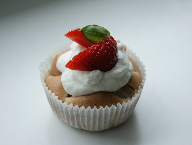 Rhubarb-strawberry-basil cupcake