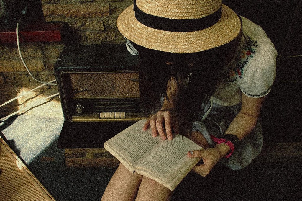 Девушка в шляпе читает книгу. Девушка с книгой Винтаж. Пишу стараюсь фотографии. Шляпа читающая мысли своими руками. Девочка которая читает мысли