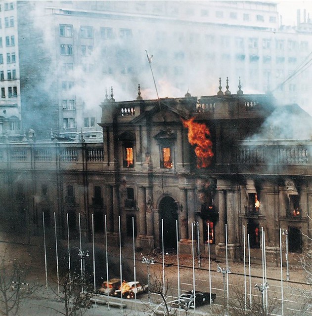 incendio de La Moneda 11 septiembre de 1973, ya se ha quemado la bandera presidencial