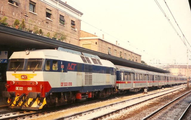 ACT0076a Zoom sulla locomotore D 122.010 con carrozze ex-FFS a Reggio Emilia    (2)