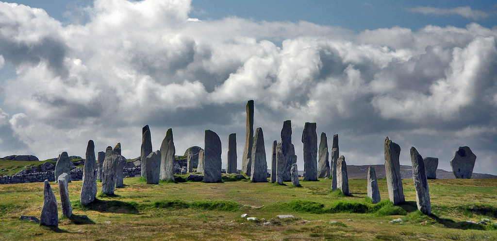 Standing stones. Калланиш Callanish Stones Шотландия. Менгиры в Шотландии. Остров Льюис Шотландия мегалиты. Столбы Калланиш Шотландия.
