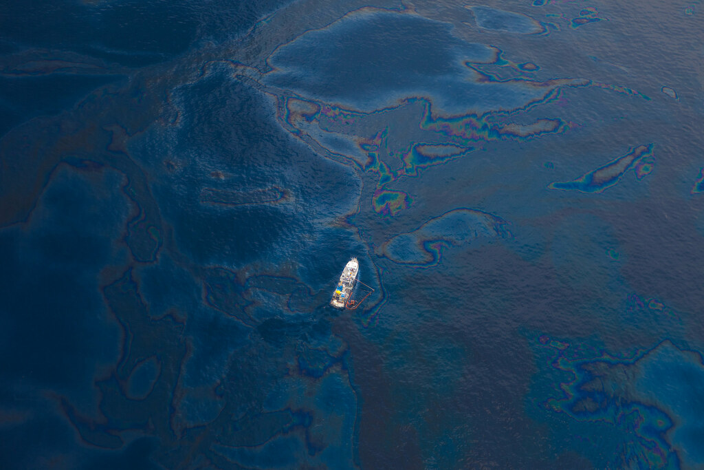 Deepwater Horizon Oil Spill - Gulf of Mexico | A ship floats… | Flickr