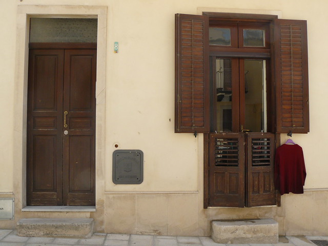 Raguse, Sicile, Italie: la porte au pull-over rouge