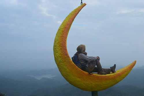 Rizka Wahyuni di "Bulan" Tebing Gunung Gajah by asmaradewo, Tebing Gunung Gajah salah satu wisata baru Kulonprogo yang jadi incaran wisatawan. 

Di sebuah Dusun