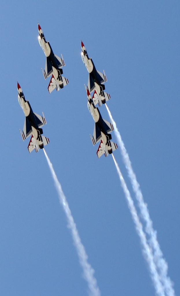 Thunderbirds | USAF Thunderbirds having some fun over Davis-… | Flickr