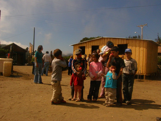 Ayudan a damnificados por terremoto en Chile