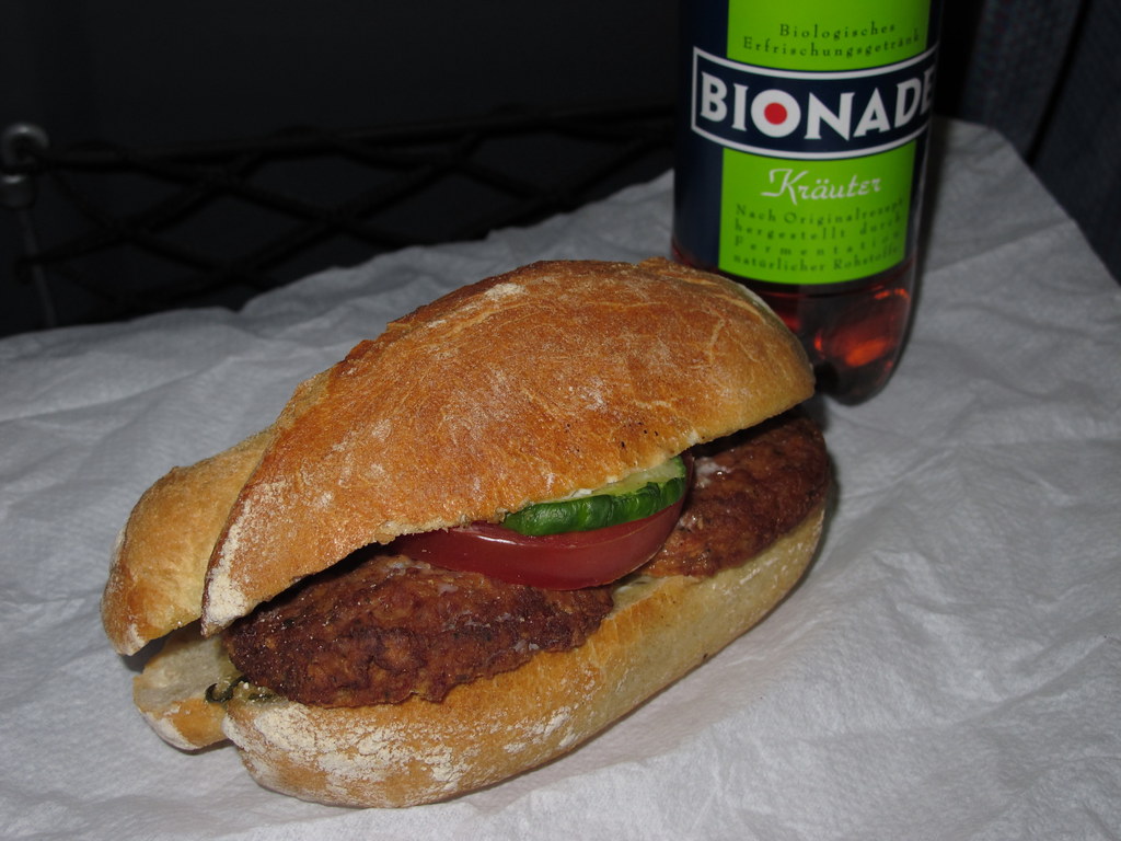 Frikadellenbrötchen vom Bäcker im Hamburger Hbf zu Bionade… | Flickr
