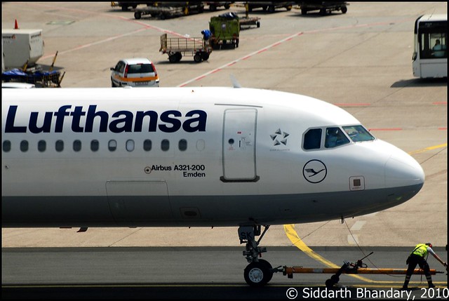 Lufthansa A321 completing its pushback