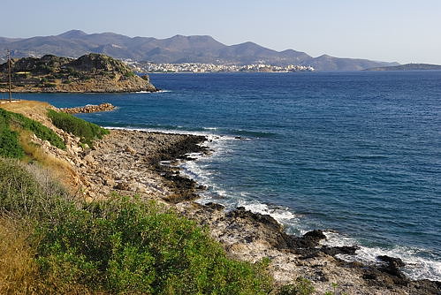 Pachia Ammos - Kueste im Umland - Im Hintergrund Agios Nikolaos