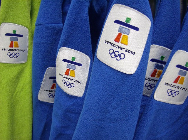 2010 VANCOUVER WINTER OLYMPICS | SOUVENIRS :: LOGO BADGE ON FLEECE