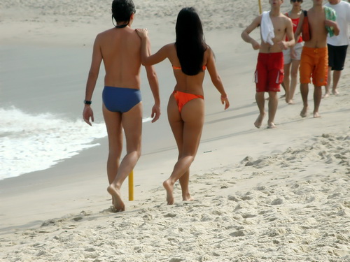 Jovens andando na praia