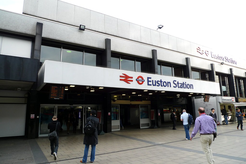 Re station. Лондон-юстон (станция). Вокзал юстон. Euston Travel Centre. Euston 525 характеристики.