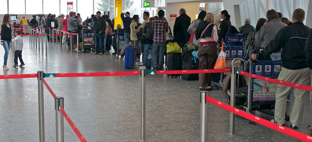 Trik z TikToka wywołuje chaos na lotniskach