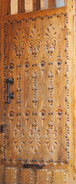 Puerta labrada. Ornamental door