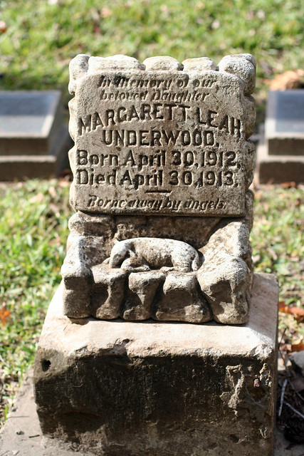 7874 Tombstone with dog lying on grave