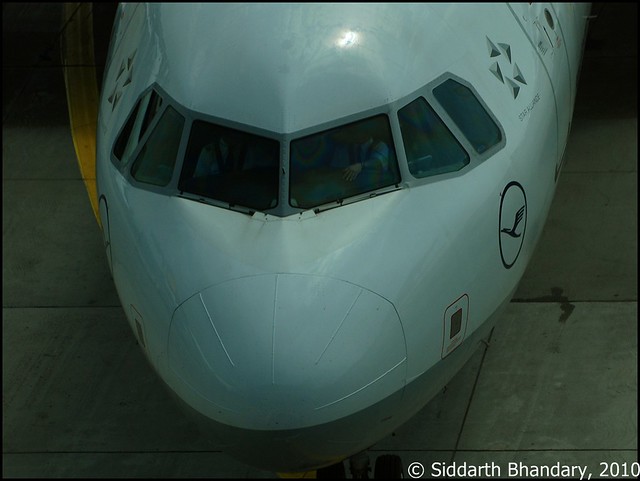 A top view of Lufthansa A321 during pushback