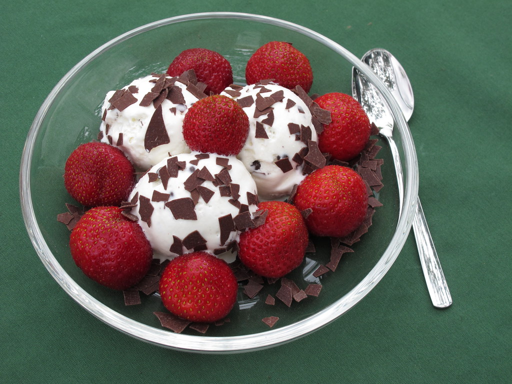 Stracciatella-Eis mit selbstgepflückten Erdbeeren | Gourmandise | Flickr