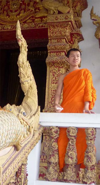 CHIANG MAI, THAILAND - Wat Bupparam temple - a monk/ ЧИАНГМАЙ, ТАИЛАНД - монах в храме Буппарам