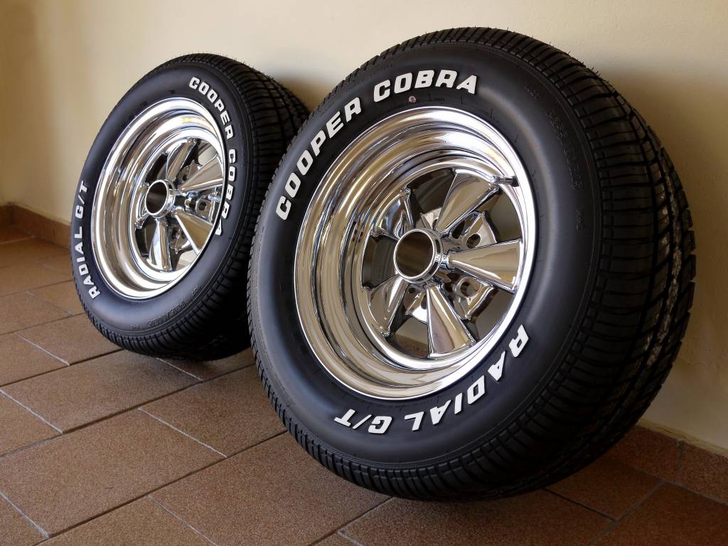 Pneus Cooper Cobra 215/60/15 e 255/60/15.
