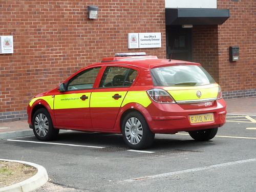 Derbyshire Fire And Rescue Vauxhall Astra Fire Car FJ10 NTU | by NottsEmergency