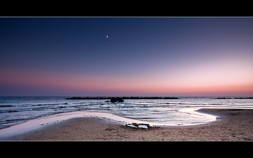 walking on the beach, noted an heart, thought it worth a shoot by Mauro Scozzi