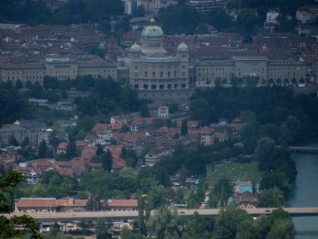 Stadt Bern vom Gurten gesehen mit Bundeshaus und Aare im Kanton Bern in der Schweiz