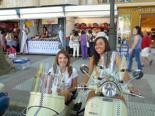 Chicas guapas en una Vespa con sidecar - Xàtiva - Valencia 