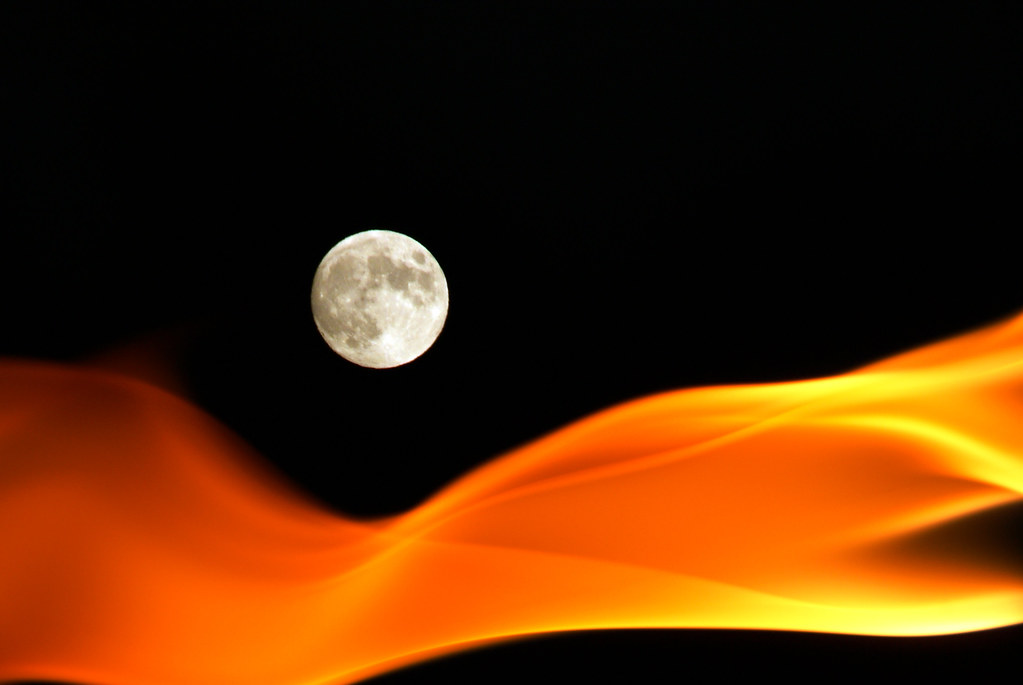Свет огней луна. Луна в огне.