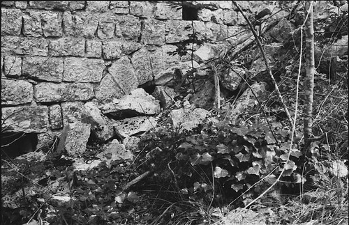 Rocca di Laverino: arco sepolto by Blackeyedog